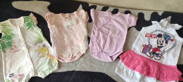 одежды для новорожденных: Продам бодики в хорошем состоянии на новорожденную малышку. Цена за