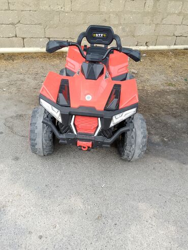 uşaq ücün maşınlar: Uşaqlar üçün hazırlanmış bu elektrikli ATV, qırmızı rəngi və möhkəm
