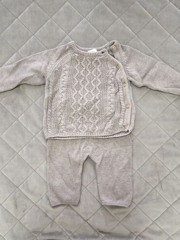 Xodunoklar: Uşaq dəsti – H&M, trikotaj sviter və şalvar - Rəng: açıq boz/bej