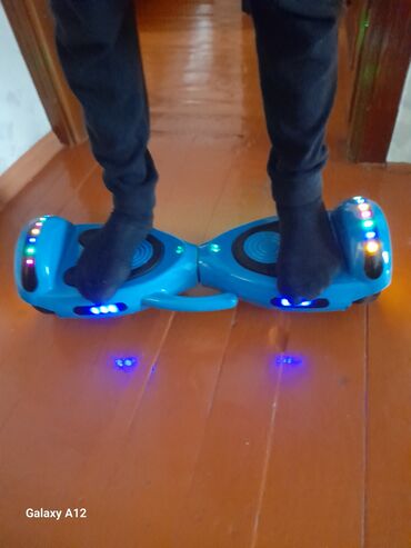 Электросамокаты: Mavi rəngli elektrikli hoverboard (öz-özünə balanslayan skuter)