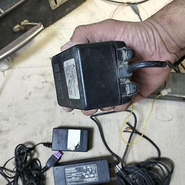 (Hamisini biryerde verem )Müxtəlif növ elektrik adapterləri və qida — 6