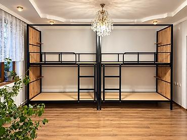 Двухъярусные металлические кровати-поды с перегородками -