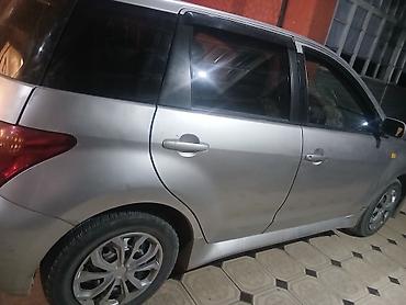 golf 4: Компактный хэтчбек серебристого цвета. Кузов: - 5 дверей, высокая — 3