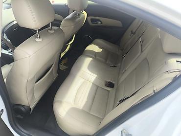 Chevrolet: Chevrolet Cruze LT – sedan, ağ rəng. Texniki və dizayn — 3