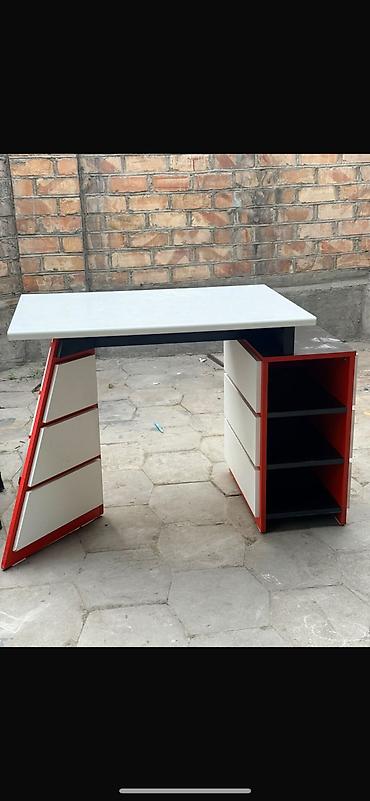study table: Письменный/компьютерный стол с полками - Современный дизайн: белая — 1
