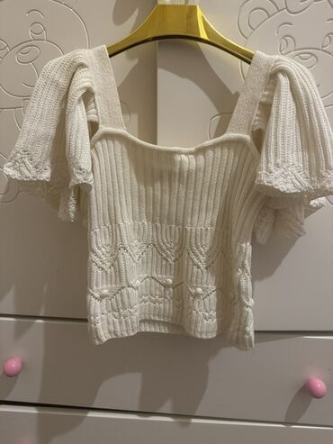 флисовые кофты бишкек: Ağ rəngli toxunma qısa sviter/bluz. - Kvadrat dekolte və qalın çiyin