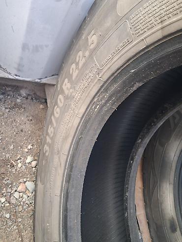 Шины: Грузовая шина размером 315/60 R22.5. На боковине читается маркировка — 1