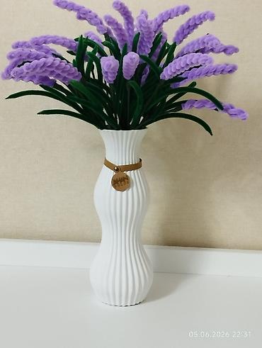 bənovşəyi gullər: Dekorativ süni lavanda buketi və ağ vaza - Rənglər: bənövşəyi lavanda — 2