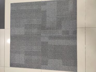 Laminat: Bu, müxtəlif boz çalarlara malik kvadrat xalça plitəsidir. Plitənin