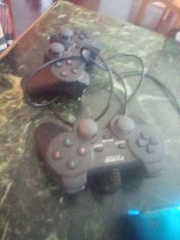 Dva žičana gejmerska kontrolera u DualShock stilu. - Standardni