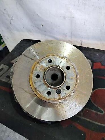 gume trstenik: PREDNJI LEVI KOCIONI DISK SA GLAVCINOM ZA BMW 520 OD 2007. DO 2010 — 1