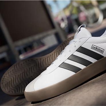 bison braon: Adidas patike – bele sa crnim prugama i gumiranim đonom u braon tonu — 9