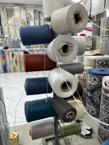 Digər istehsal avadanlığı: Xalça kənarı vurma (overlok) avadanlığı və iri həcimli sap bobinləri — 3