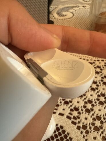 Mobil telefonlar üçün digər aksesuarlar: Məhsul: Apple AirPods şarj qutusu (A3059) – maqnitli qapaqlı