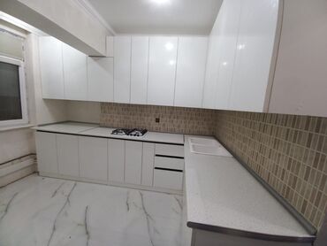 Mətbəx mebeli: Mətbəx mebeli dəsti – L formalı, ağ və bənövşəyi parlaq fasadlarla — 3