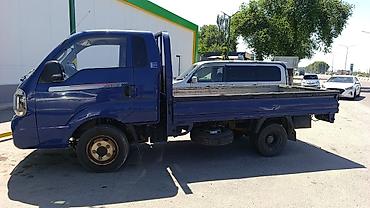 kiya bongo: Kia Bongo III — компактный бортовой грузовик синего цвета. Кузов и — 4