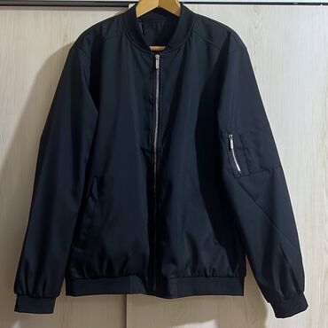 Pencəklər: Qara bomber gödəkçə - Stil: Minimalist, klassik bomber kəsim -