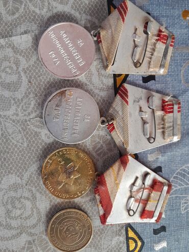 Digər əntiq əşyalar: Sovet dövrünə aid medallar və nişanlar dəsti. Dəstdə olanlar: - 2 — 2