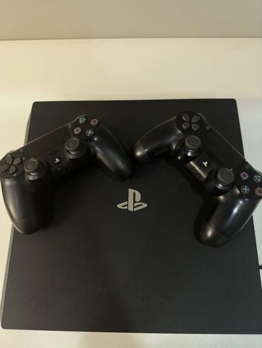 PS4 (Sony PlayStation 4): Продаю Sony PS4 Pro 4K HDR 1000 gb В идеальном состояние В комплекте