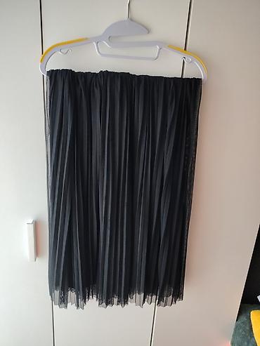 Suknje: Crna plisirana suknja srednje dužine - Model: A-kroj, višeslojna - — 2