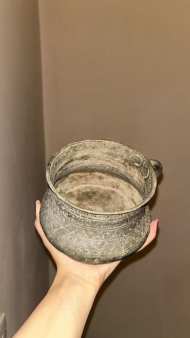Əl işi metal qab – oyma naxışlı, tutacaqlı - Material: metal ərintisi