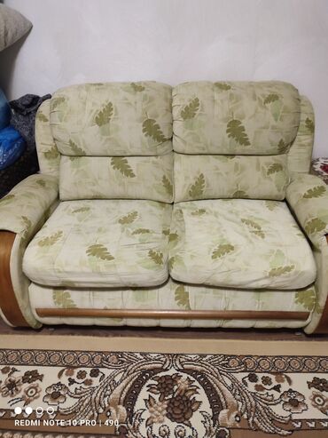 диван аристократ: Прямой диван, цвет - Зеленый, Б/у