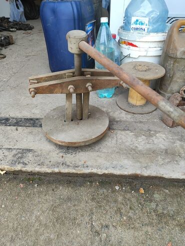 Наборы инструментов: Инструменты советские - молотки по 200 сом; ножницы по металлу большие — 11