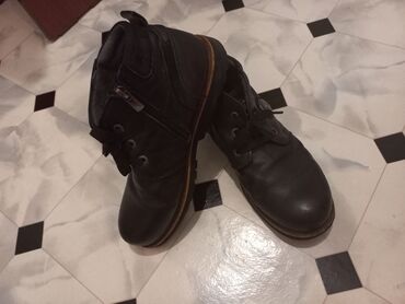 кожаные ботинки мужские: Деми ботинки, кожаные, в хорошем состоянии. 38 размера
