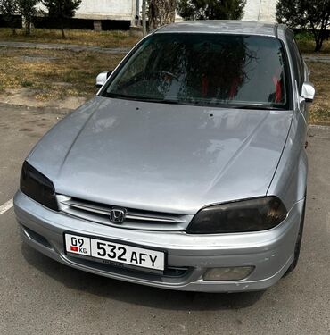 спойлер на аккорд: Honda Accord в серебристом цвете. Этот седан оснащен затемненными