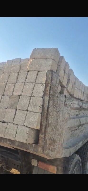 işləmiş dərvazalar: Beton bloklar ağır yük maşınının qoşqusunda daşınır. Bu bloklar