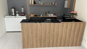 Другое оборудование для кафе, ресторанов: Продается: барная стойка, холодильник, блендер, бойлер, столещница