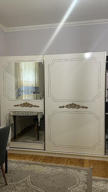 asilqan 65 azn: Klassik tərzdə sürgülü qapılı paltar şkafı - Rəng: Ağ, qızılı dekor — 1