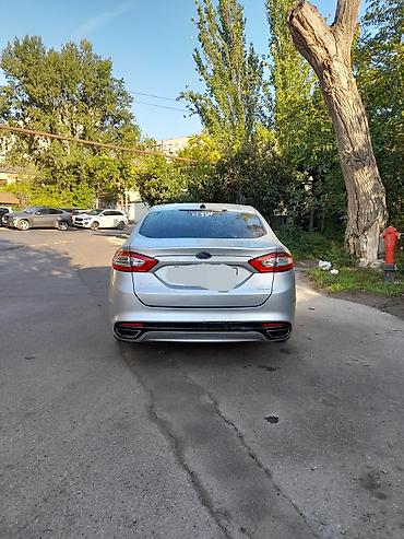 ford: Ford Fusion sedan satılır. Avtomobil gümüşü rəngdədir və zərif — 4