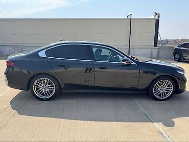 mercedes e class: BMW 5 series: 2 l | 2023 il Sedan — 3