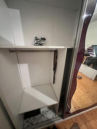asılqan satılır: Güzgülü sürgülü qapılı şkaf Təcili satılır - Rəng: ağ korpus, bordoya — 4