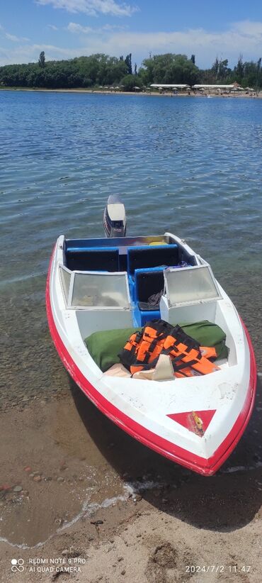 Водный транспорт: Лодка пластиковый, мотор ямаха 60,+3местный диван новый,,желет 5