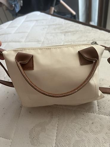 Krem rəngdə çiyin çantası - Material: Yumşaq süni dəri (krem rəngi)