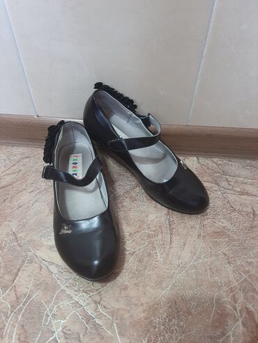 школьный туфли: Продаю школьные туфли для девочки, размер 35, фирма "Гномик" б/у