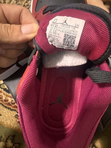 женские кроссовки fila зимние: Кроссовки Jordan с бордовой отделкой. Модель выполнена из прочных