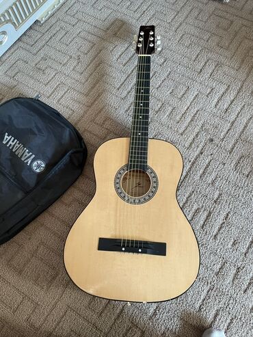 4 струнная гитара маленькая: Акустическая гитара Yamaha с комплектом аксессуаров. - Формат