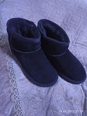 обувь жорданы: Угги 36, цвет - Черный