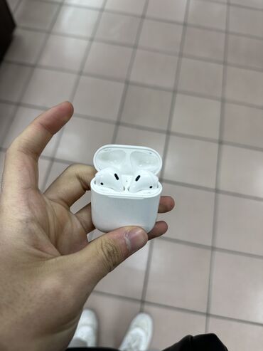 Наушники: Airpods наушники держат заряд 10 минут кейс рабочий