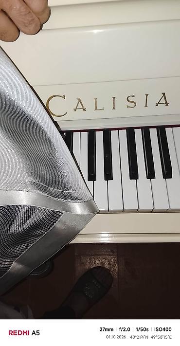 klasik gitara: CALISIA dik piano – ağ rəngli, klassik upright model. Xüsusiyyətlər — 4