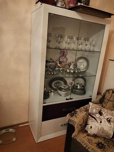 stend qiymeti: Vitrin dəsti və TV stendi - 2 ədəd vitrin: ağ çərçivəli, önü şüşə — 1
