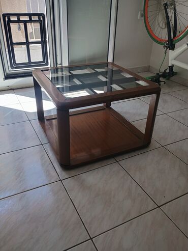 Τραπέζια: Τραπεζάκι σαλονιού, ξύλινο, με τζάμι. Διαστάσεις: 55x55x37 Έχει