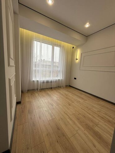 срочно продаётся 1 комнатная квартира в районе ошского рынка по улице молодая гвардия токтогула: 1 комната, 42 м², Элитка, 2 этаж, Дизайнерский ремонт