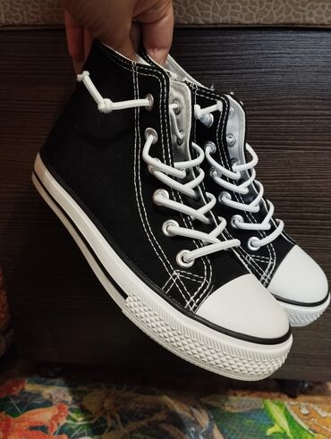 детская обувь для мальчиков: Новые кеды 31р
унисекс,и для мальчика и на девочку