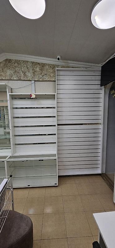 Digər biznes avadanlığı: Mağaza vitrin mebeli və avadanlıqları - Material: ağ rəngli MDF — 13