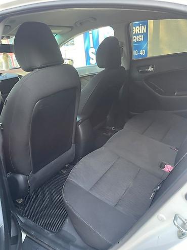 ford transit oluxanasi: Kia Cerato (ağ rəng, sedan) - Xarici görünüş: ağ kuzov, qara — 9