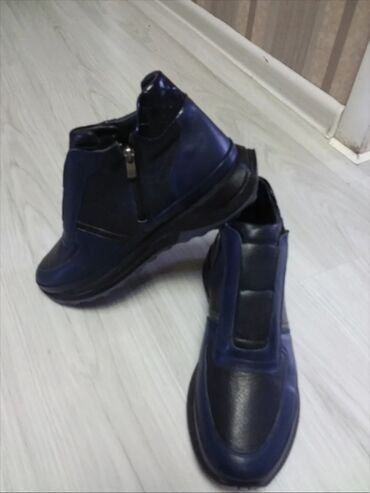 Ayaqqabılar: Məhsul: Kişi ayaqqabıları – 2 cüt, qəhvəyi rəng 1) Klassik slip-on — 8